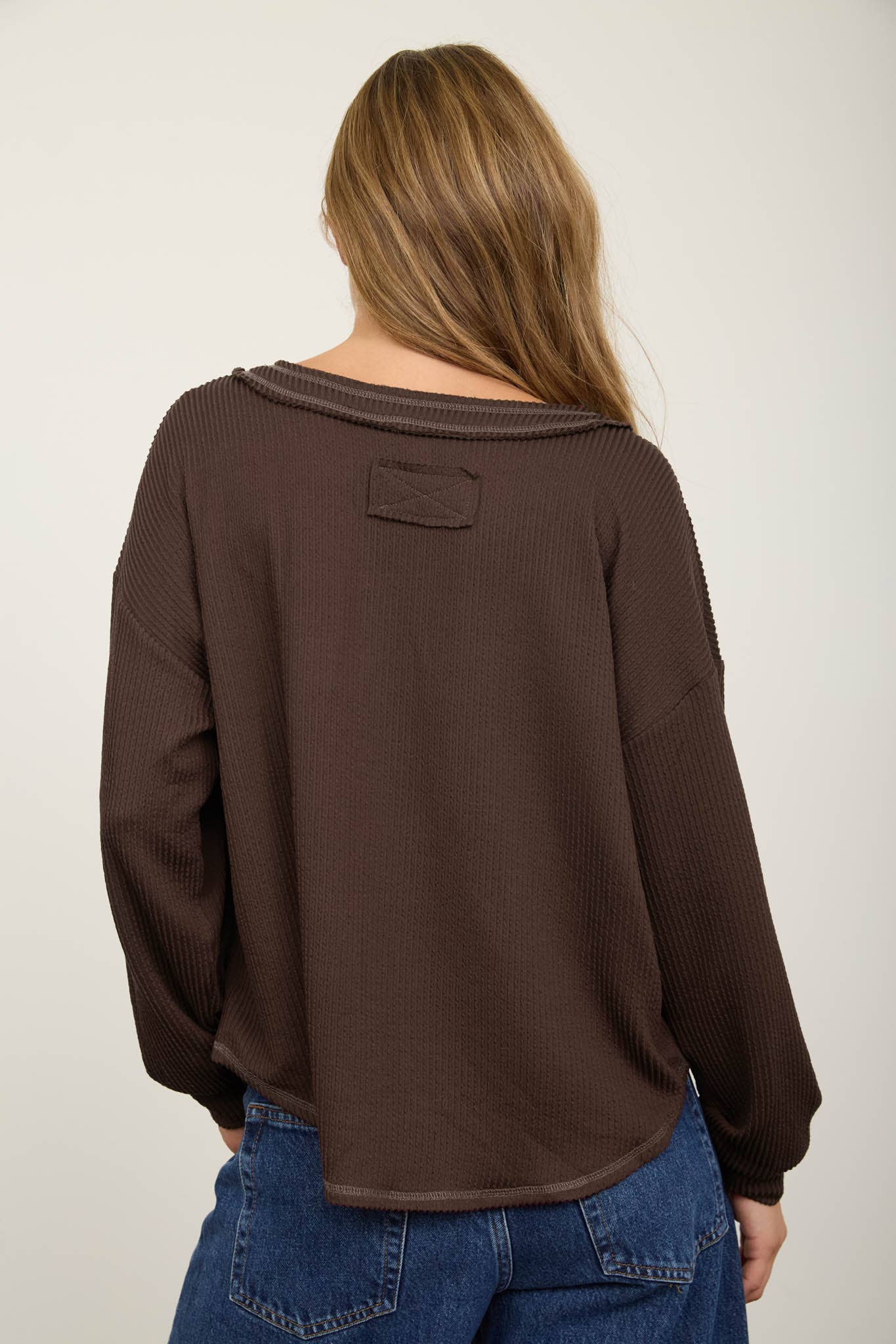 RAW EDGE V-NECK LONG SLEEVE TEXTURED KNIT TOP