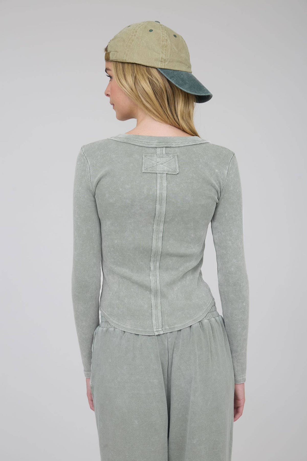 WASHED LONG SLEEVE RIBBED HENLEY KNIT TOP