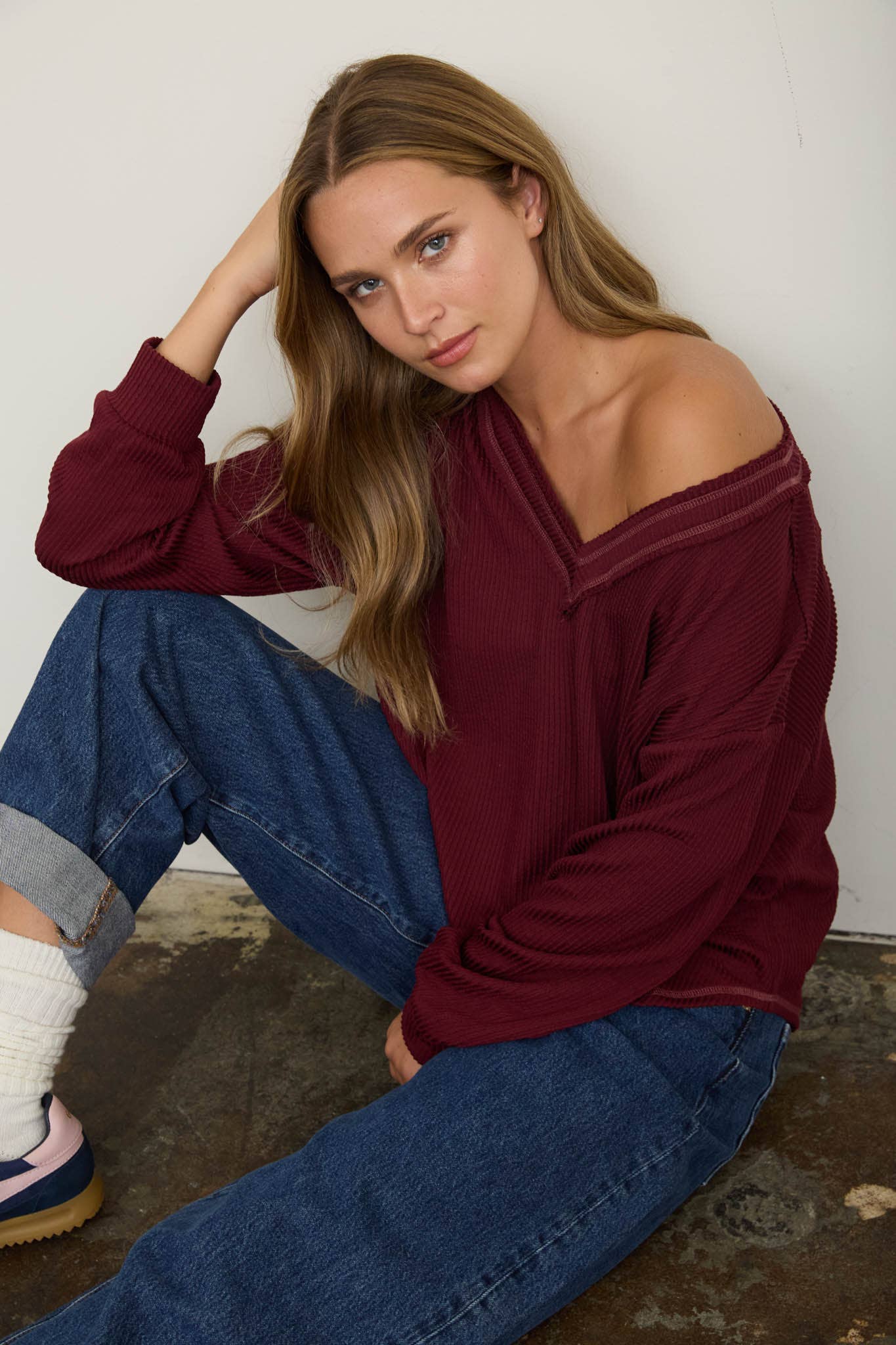 RAW EDGE V-NECK LONG SLEEVE TEXTURED KNIT TOP