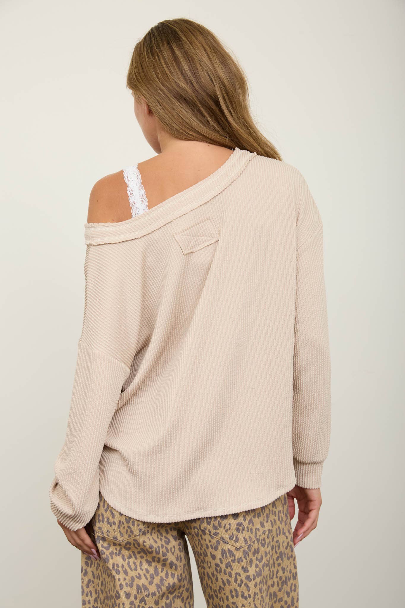 RAW EDGE V-NECK LONG SLEEVE TEXTURED KNIT TOP